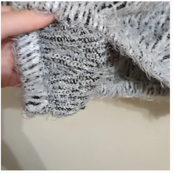 Jennifer Lopez size large cropped furry sweater in great shape. - Picture 4 of 4